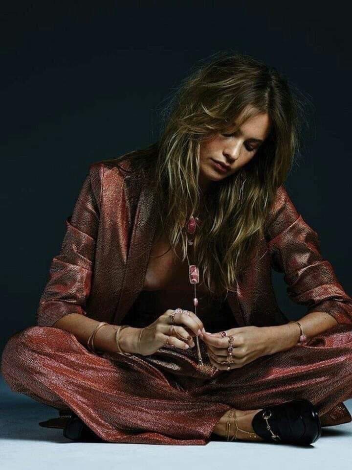 In Love is a fascination for those eyes unfold 🕯️